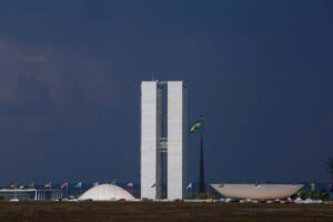 Com Bolsonaro réu, oposição no Congresso quer emplacar guerra política