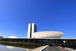 Congresso aumenta verba para trator e asfalto e corta da cultura e combate à violência contra mulher