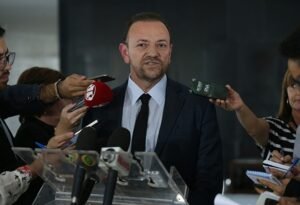Favorito no PT diz que bolsonarismo tem base e que sigla tem que ‘suar sangue’ para levar 10 mil às ruas