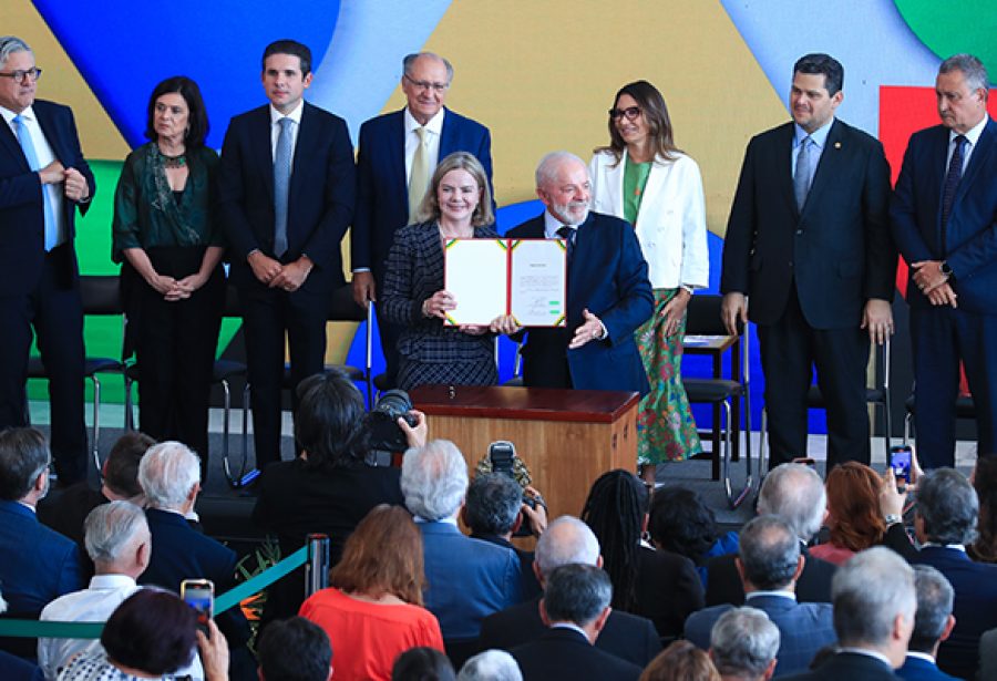 Gleisi acena a Congresso e Haddad em cerimômia de posse nas Relações Institucionais