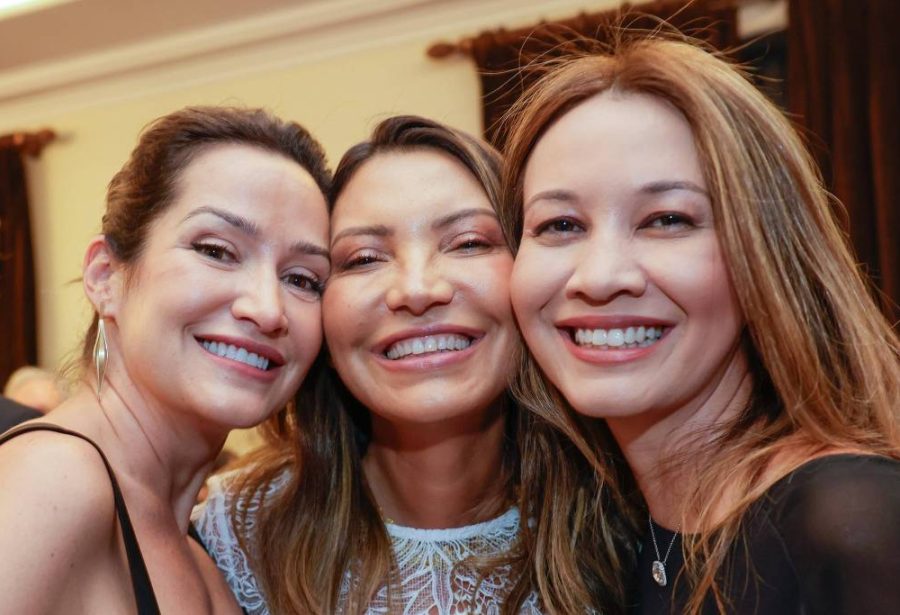 Janja ficou à mesa com melhores amigas enquanto Lula circulava na festa de Marta Suplicy