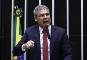 Lindbergh promete ofensiva contra Michelle após pressão da oposição sobre Janja