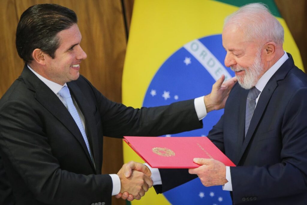 Lula apresenta projeto que isenta Imposto de Renda até R$ 5 mil. Siga