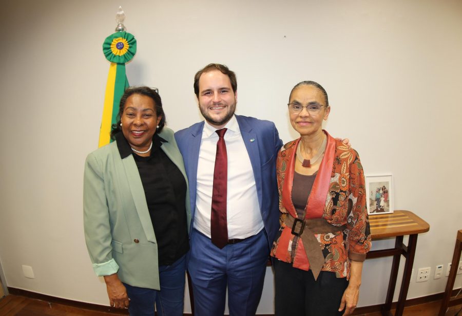 Marina Silva chega a Salvador para lançar chapa nacional da Rede neste sábado (8)