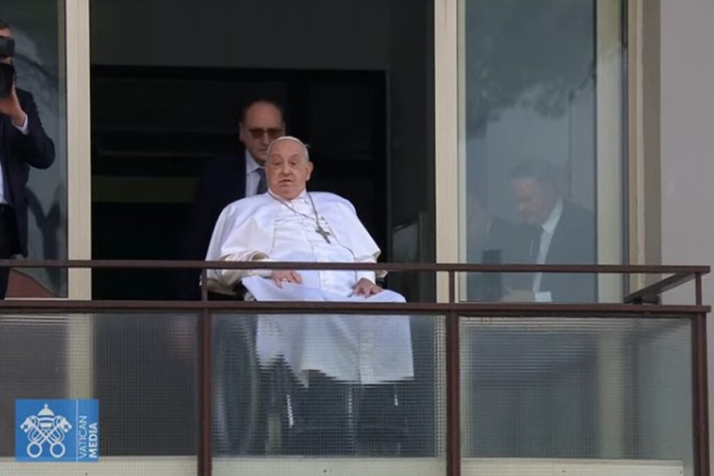 Papa faz primeira aparição pública e dá benção a fiéis em Roma