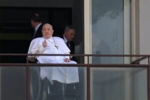 Papa recebe alta de hospital em Roma após 38 dias de internação