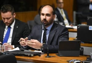 Plano de Eduardo Bolsonaro contra Moraes nos EUA inclui processo no Departamento de Justiça
