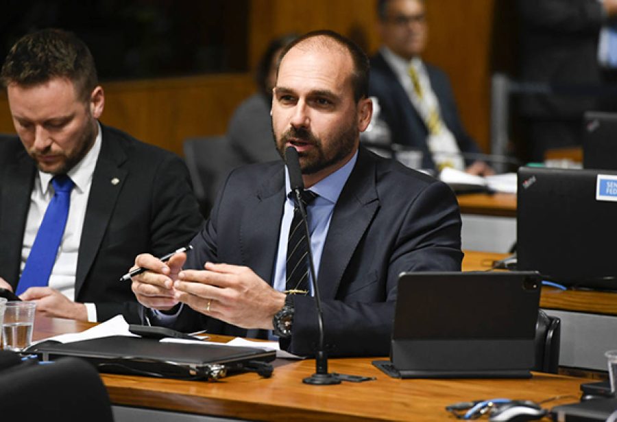 Plano de Eduardo Bolsonaro contra Moraes nos EUA inclui processo no Departamento de Justiça