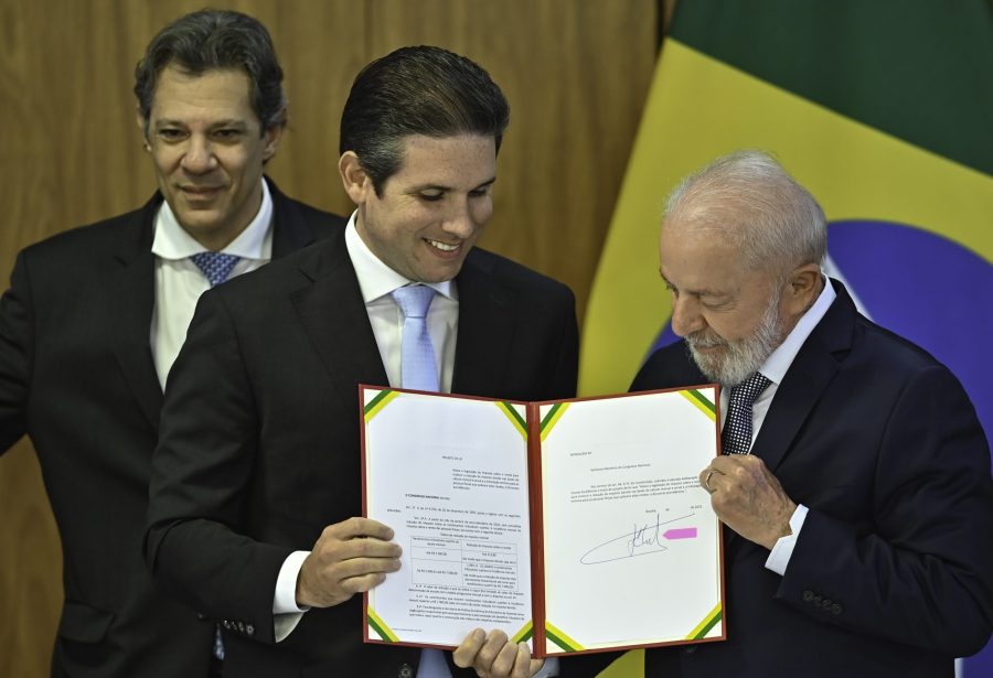 Renda até R$ 5.000 será isenta, e quem ganha até R$ 7.000 terá desconto; veja proposta para o IR