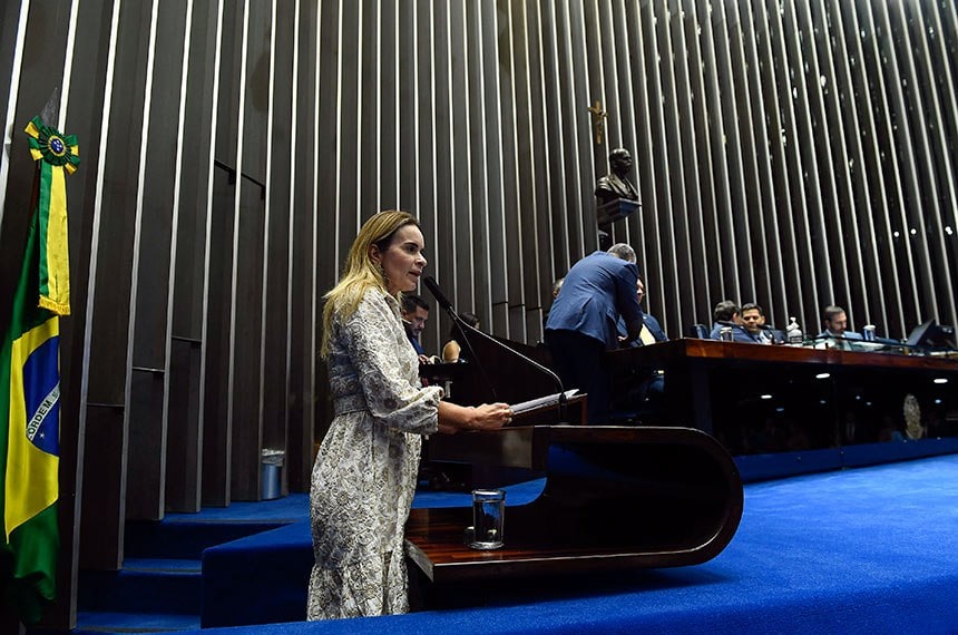 Senadora Daniella Ribeiro durante votação de projeto de lei sobre crimes com uso de IA contra mulheres