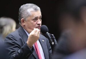 Tesoureira do PT faz evento em MG para apoiar candidato alternativo ao de Lula para presidir partido