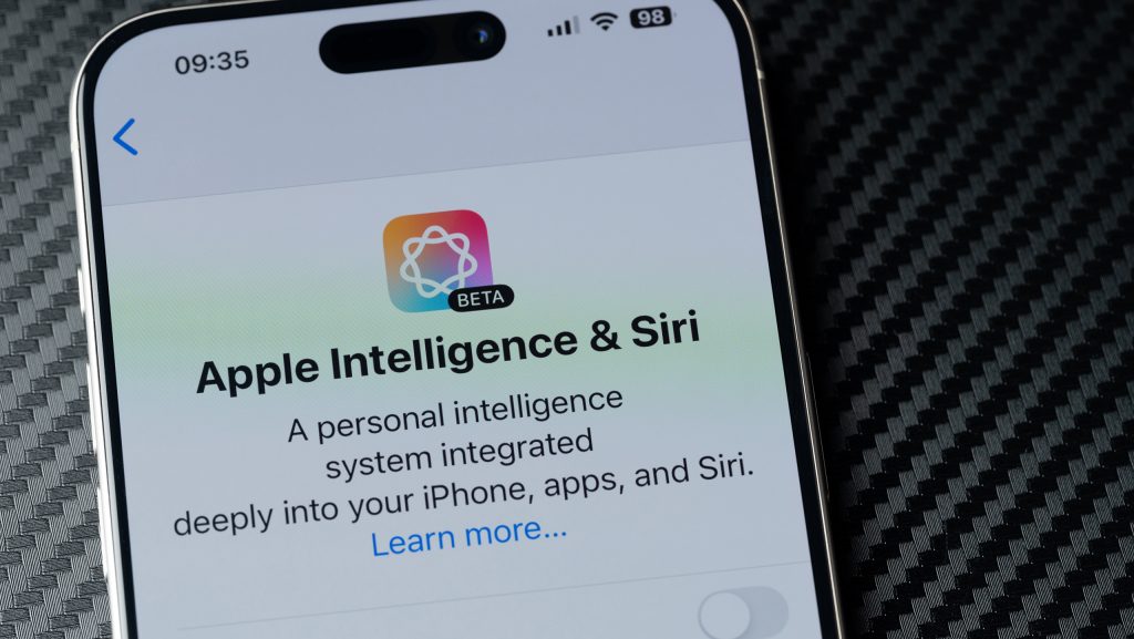 Tela de um iPhone com um texto explicativo sobre a integração da Siri com o Apple Intelligence