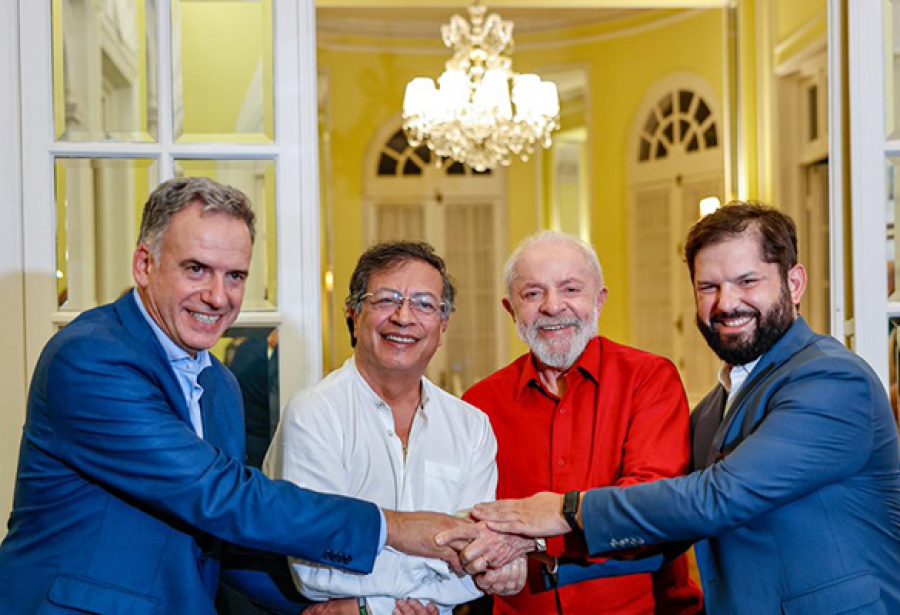 Yamandú Orsi toma posse e marca volta da esquerda ao poder no Uruguai após 4 anos