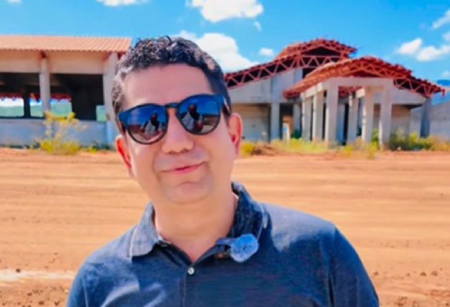 ‘Quem paga essa p… sou eu’: Prefeito do interior baiano expulsa banda por ser impedido de falar em palco em apresentação