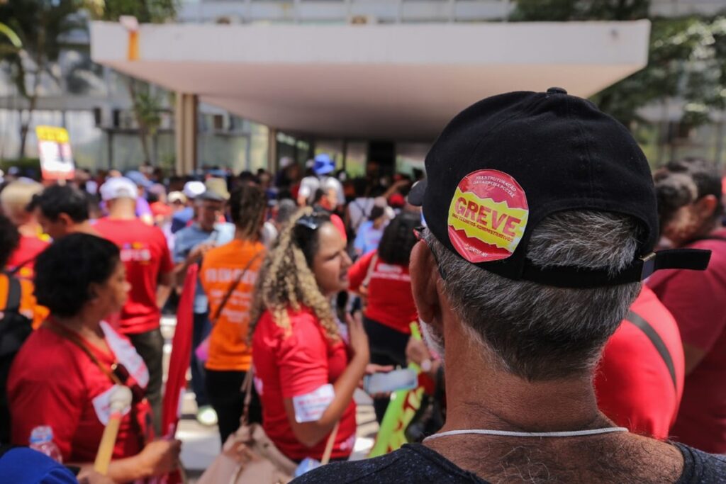Governo Lula quer regulamentar greves no serviço público ainda em 2025