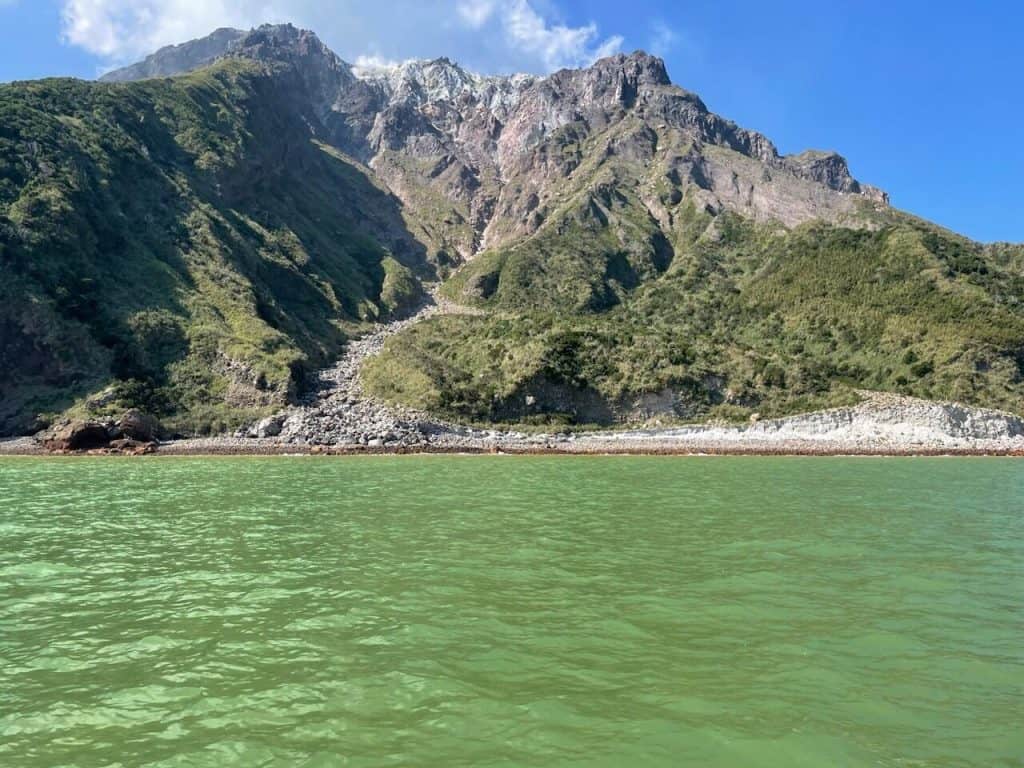 Foto de águas verdes da Ilha Iwo, no Japão