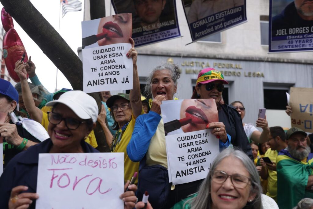 Com batom e faixas, apoiadores ocupam Paulista para ato de Bolsonaro