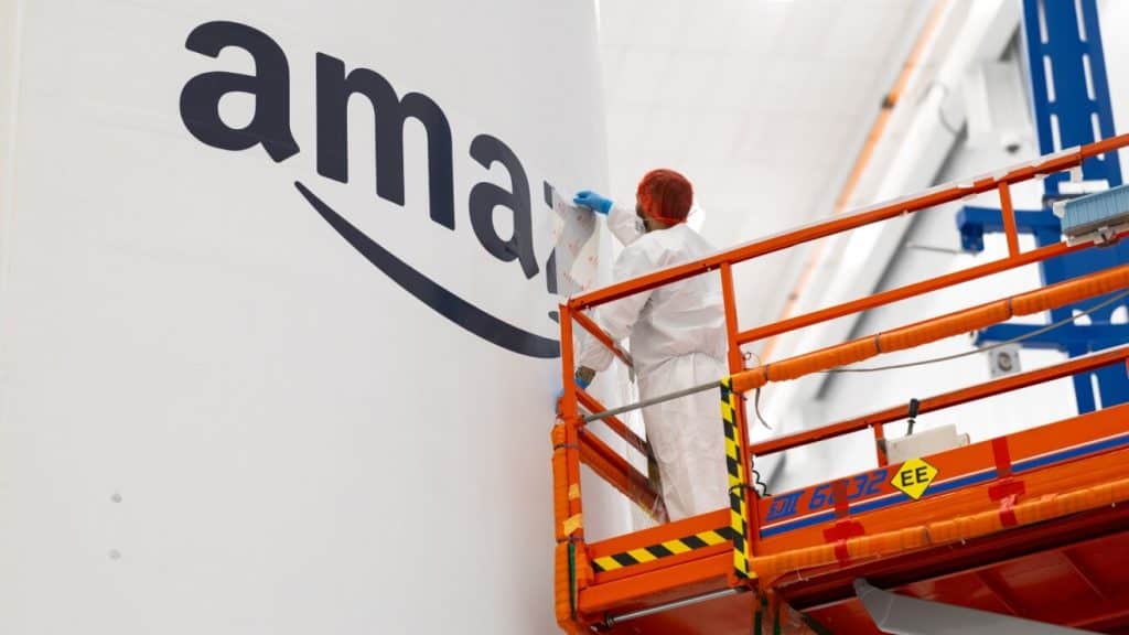 Letras sendo grafadas na carga de satélites Kuiper