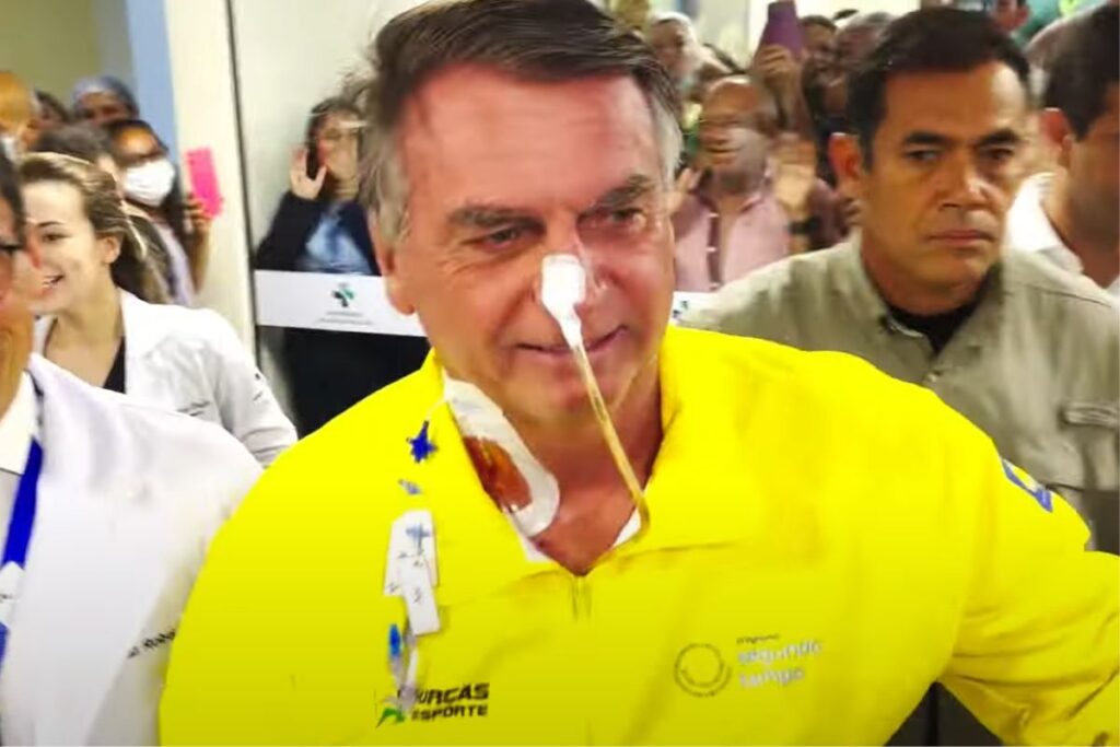 Vídeo: Bolsonaro deixa hospital em Natal rumo a Brasília