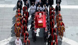 Vídeo: corpo do papa Francisco é velado na Basílica de São Pedro