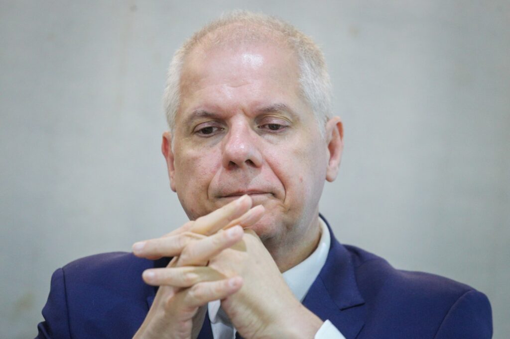 Após operação da PF, Lula manda demitir presidente do INSS