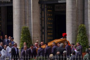 Mundo dá adeus ao papa Francisco. Acompanhe ao vivo