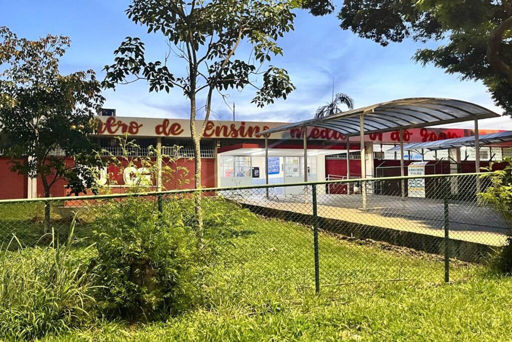 Adolescentes esfaqueiam colega dentro de escola pública no DF