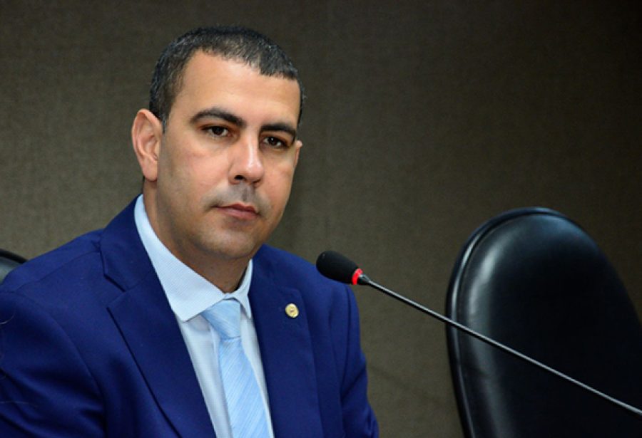 Adversário de Adolfo Menezes quer entregar comenda a ministro do STF que afastou deputado da presidência da Assembleia