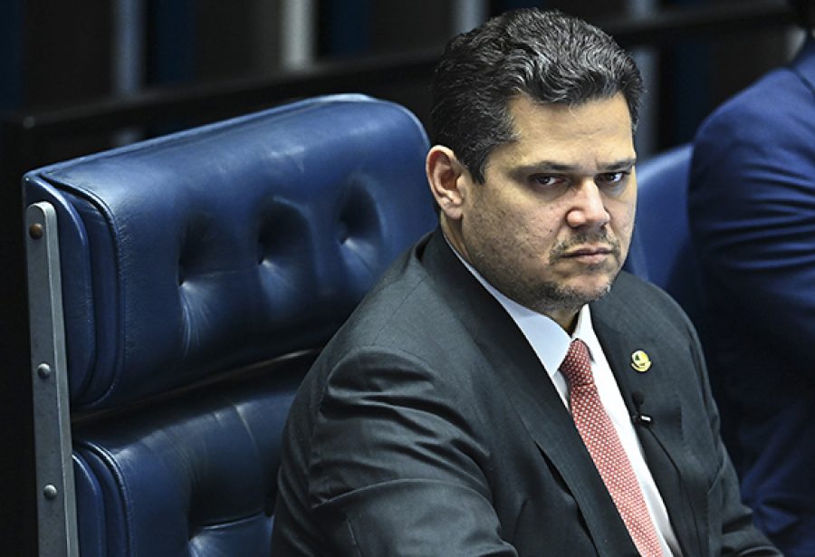 Alcolumbre faz campanha para derrubar Silveira e insinua que ministro está envolvido em corrupção