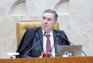 Barroso, do STF, faz dueto com cantor sertanejo em festa de deputado