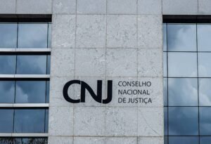 CNJ afasta desembargador que associou Lula a facção criminosa