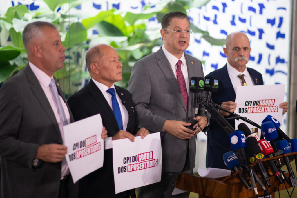 Com 185 apoios, oposição protocola CPI do INSS: "Pessoas roubadas"