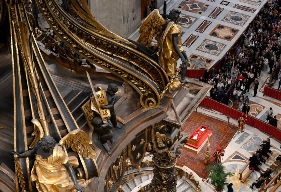 Começa funeral de Francisco, com milhares de fiéis e dezenas de autoridades