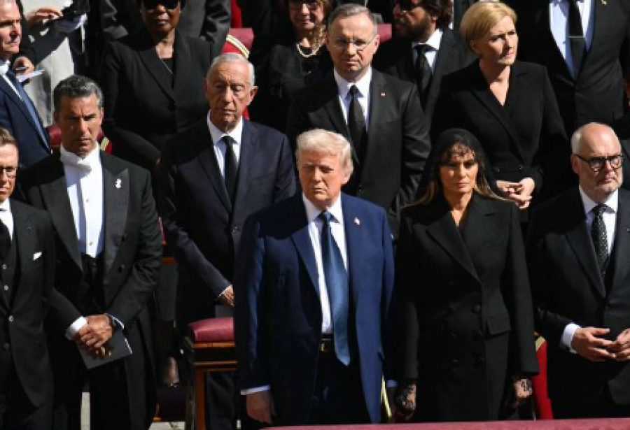 De azul, Trump destoa do vestuário das demais autoridades