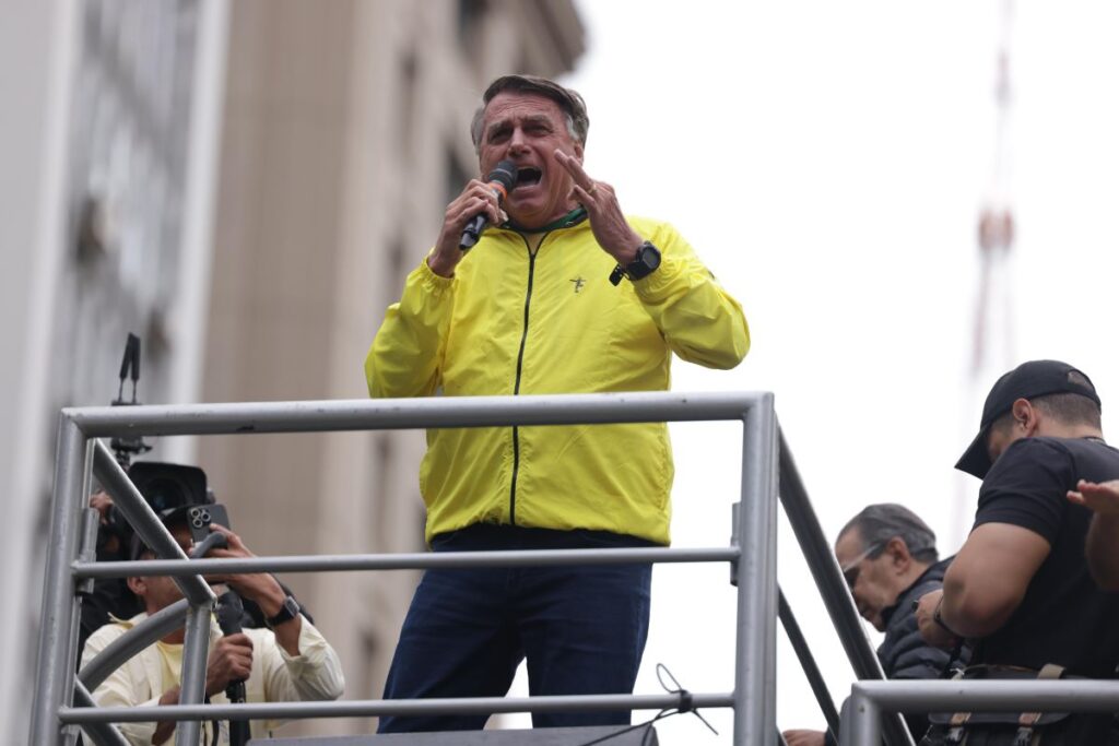 Em ato, Bolsonaro fala em ajuda internacional e TSE "isento" para 2026