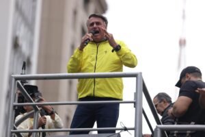 Em ato, Bolsonaro fala em ajuda internacional e TSE "isento" para 2026