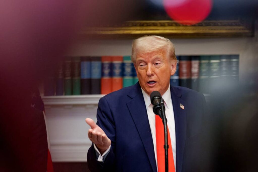 Em novo recuo, Trump tira celulares, computadores e chips d