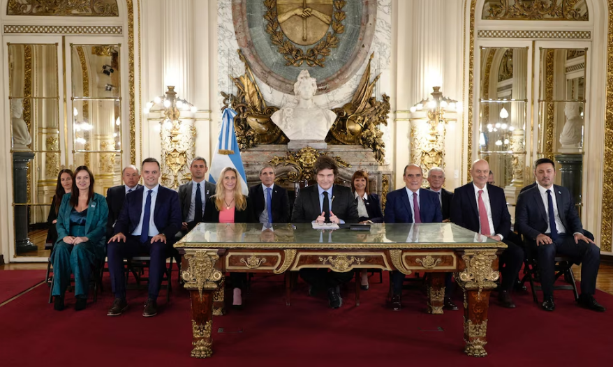 FMI aprova plano econômico de Milei e libera US$ 32 bilhões para a Argentina