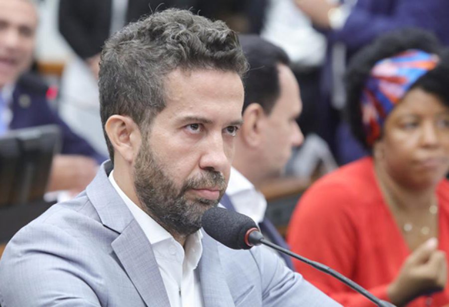 Janones diz, após ser alvo de medida protetiva, que foi vítima de armação