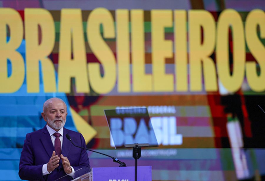 Lula estanca queda de popularidade, mas reprovação (38%) supera aprovação (29%)
