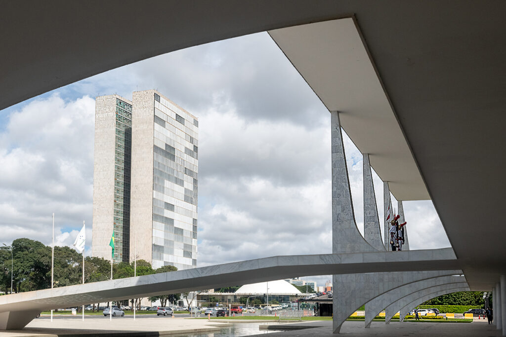 Mais de 100 deputados da base assinam urgência da anistia; veja lista