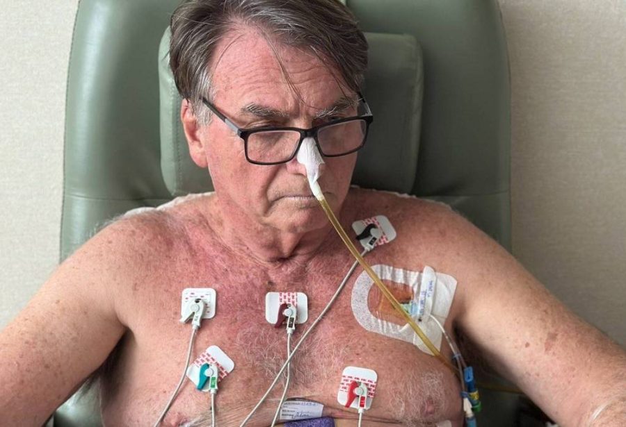 Médicos dizem que Bolsonaro tem pressão controlada, mas segue sem previsão de alta