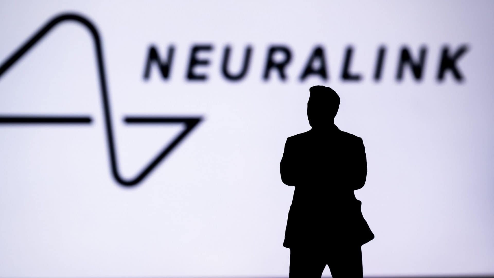 logo da neuralink e silhueta de elon musk