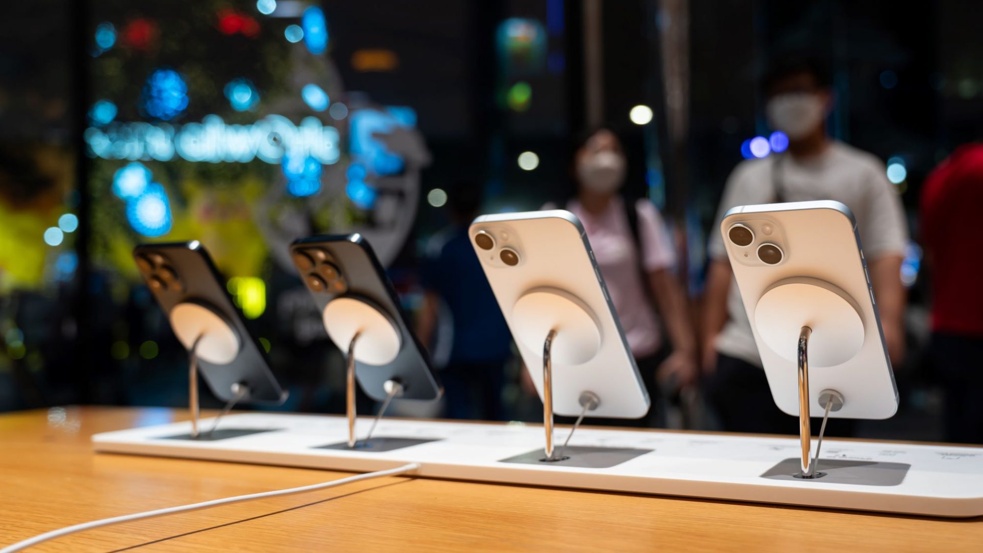 iPhones em mostruário de loja