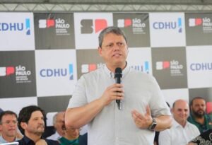 Tarcísio e Michelle são os preferidos para substituir inelegível Bolsonaro na direita em 2026