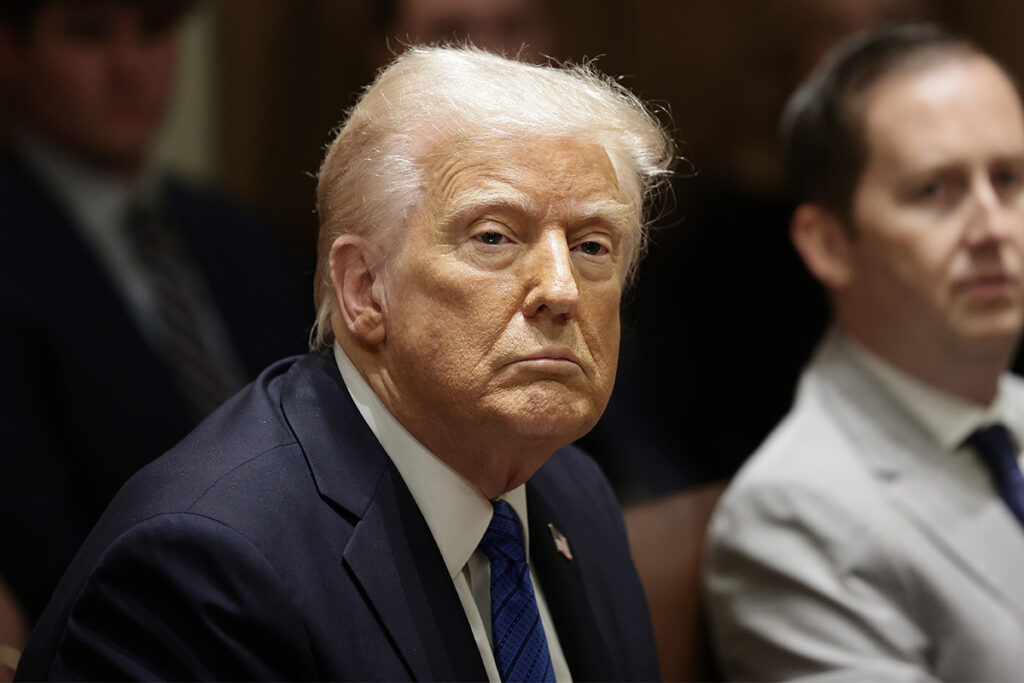 Trump reage e aumenta tarifa sobre a China para 125%