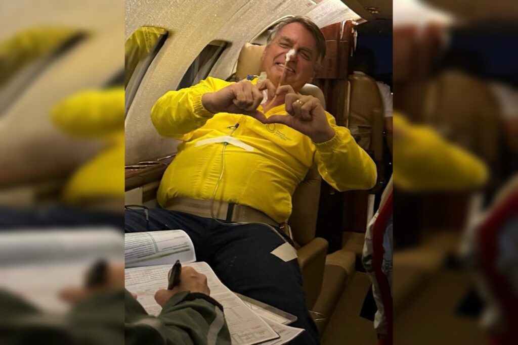 Vídeo: Bolsonaro chega a Brasília e vai direto para hospital