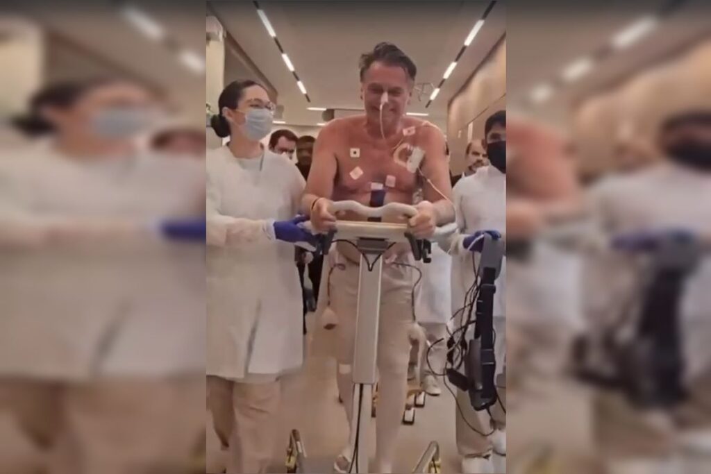Vídeo: após cirurgia, ex-presidente Bolsonaro caminha pelo hospital