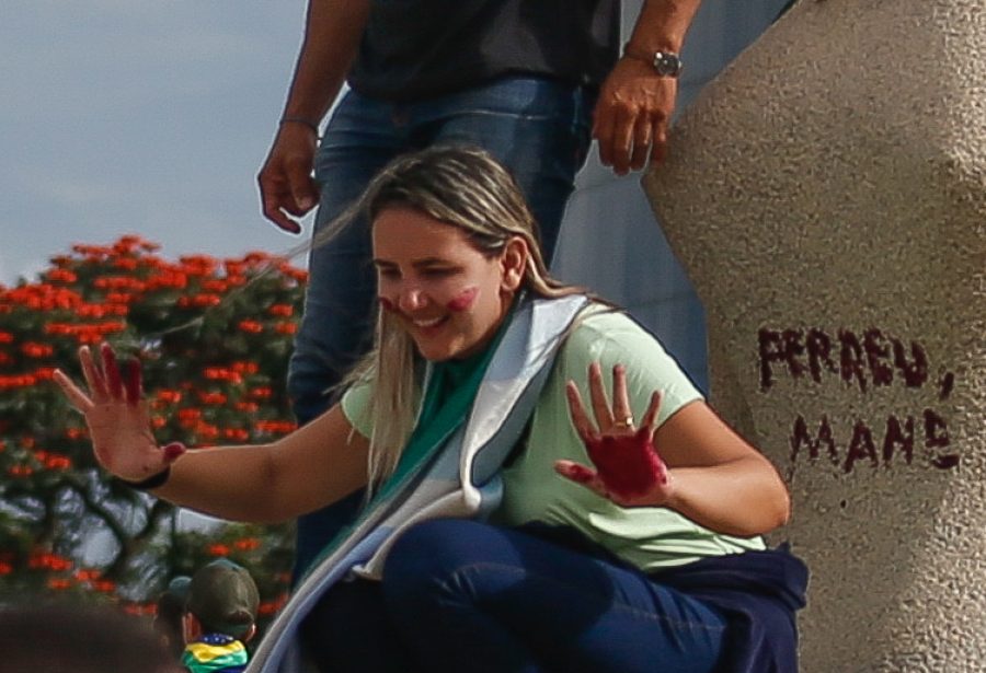 ‘É nós por nós’, diz marido de ‘Débora do batom’, que virou pivô da anistia na Câmara