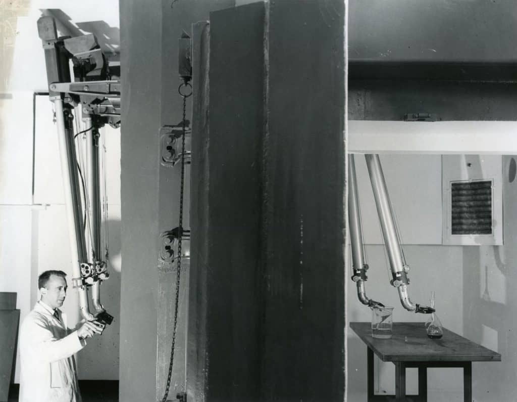 Pesquisador Leonard Reiffel conduzindo um experimento usando o reator nuclear da Armour Research Foundation